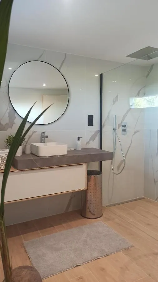Chambre Dans Villa Proche Rennes - Cuisine, Entree Independante Laille Guest house